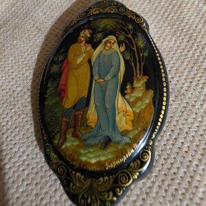 BEAUTIFUL HAND PAINTED & SIGNED  RUSSIAN BROOCH LACQUER